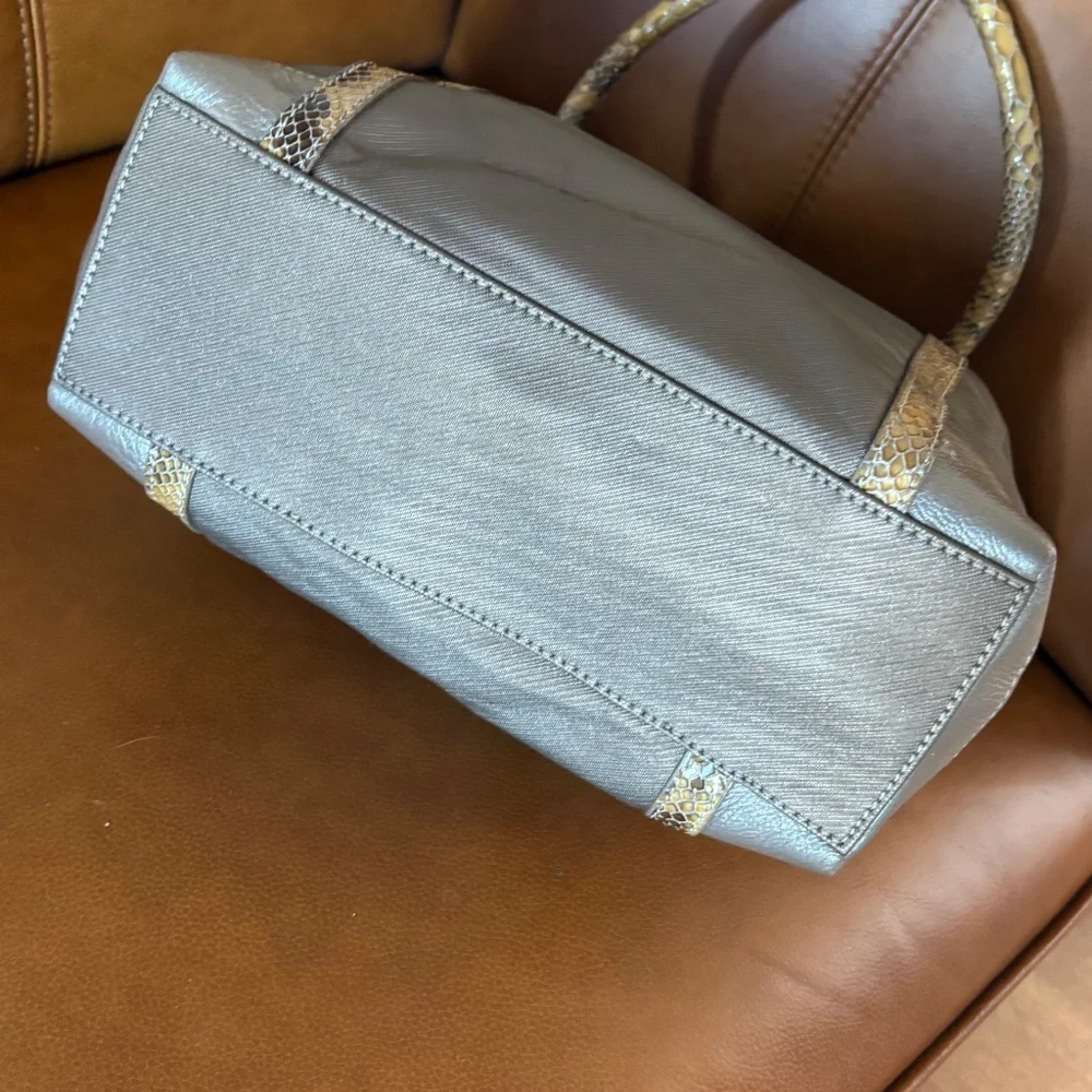 Brighton "Pretty Tough Reed" tote bag in a silver or zinc pearl - Picture 11 of 16